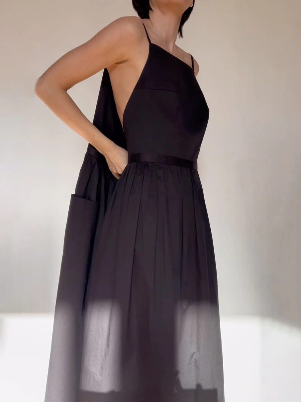 Stadtstil Zum Reinschlüpfen – Ärmelloses Kleid Mit Liebevollen Details