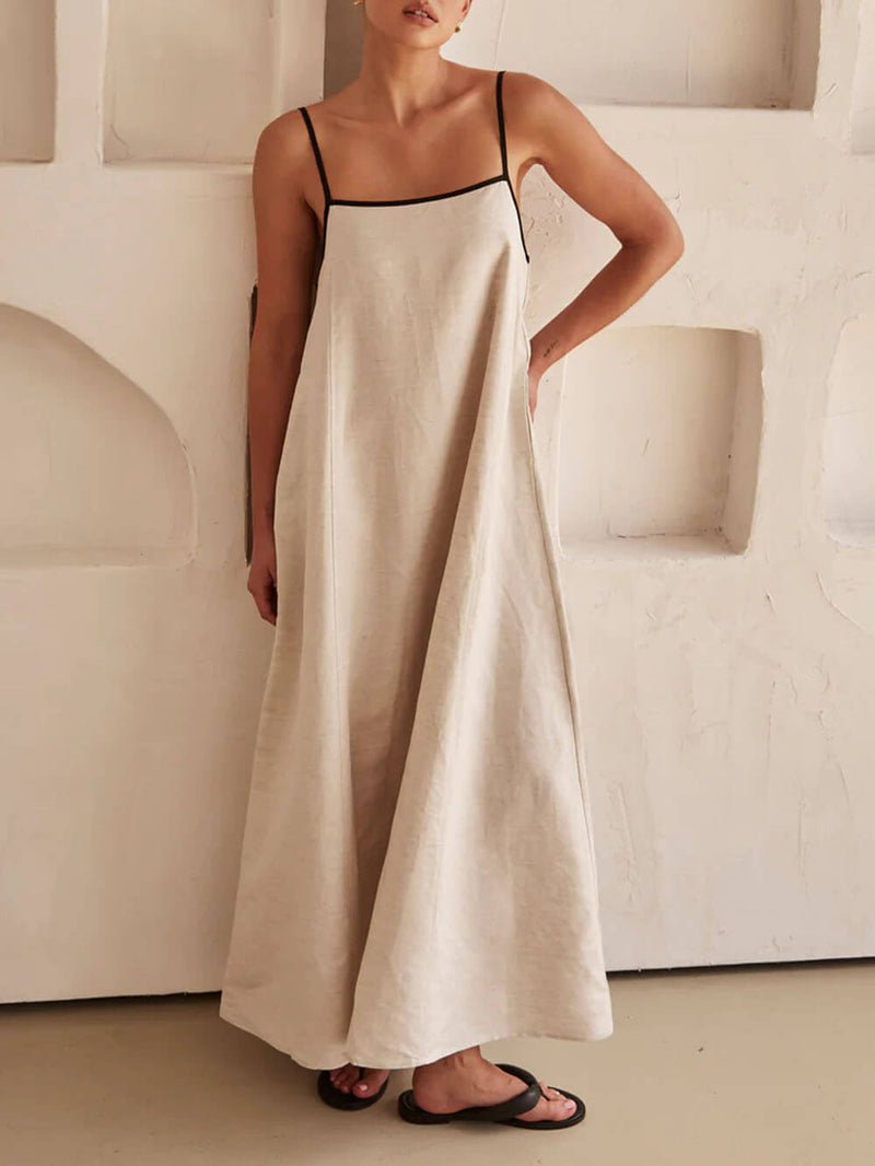 Sommerliches Trägerkleid Mit Stilvollem Kontrast – Klassisch Und Luftig Zugleich
