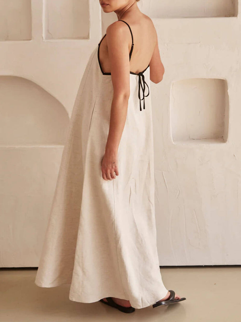 Sommerliches Trägerkleid Mit Stilvollem Kontrast – Klassisch Und Luftig Zugleich